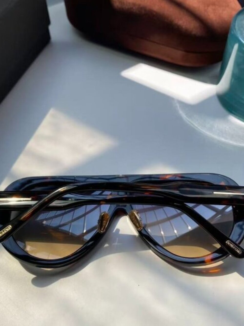 Tom Ford Oversized Tortoise Aviator Sunglasses - Picture 5 of 5